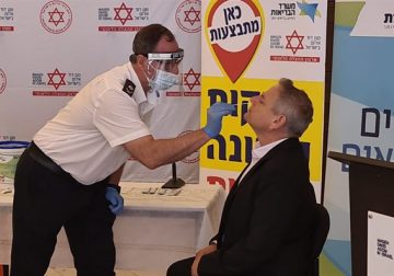 Watch: Israeli health minister undergoes new rapid Covid test