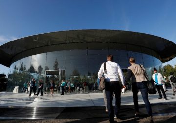 Apple delays office return – Bloomberg News – Reuters